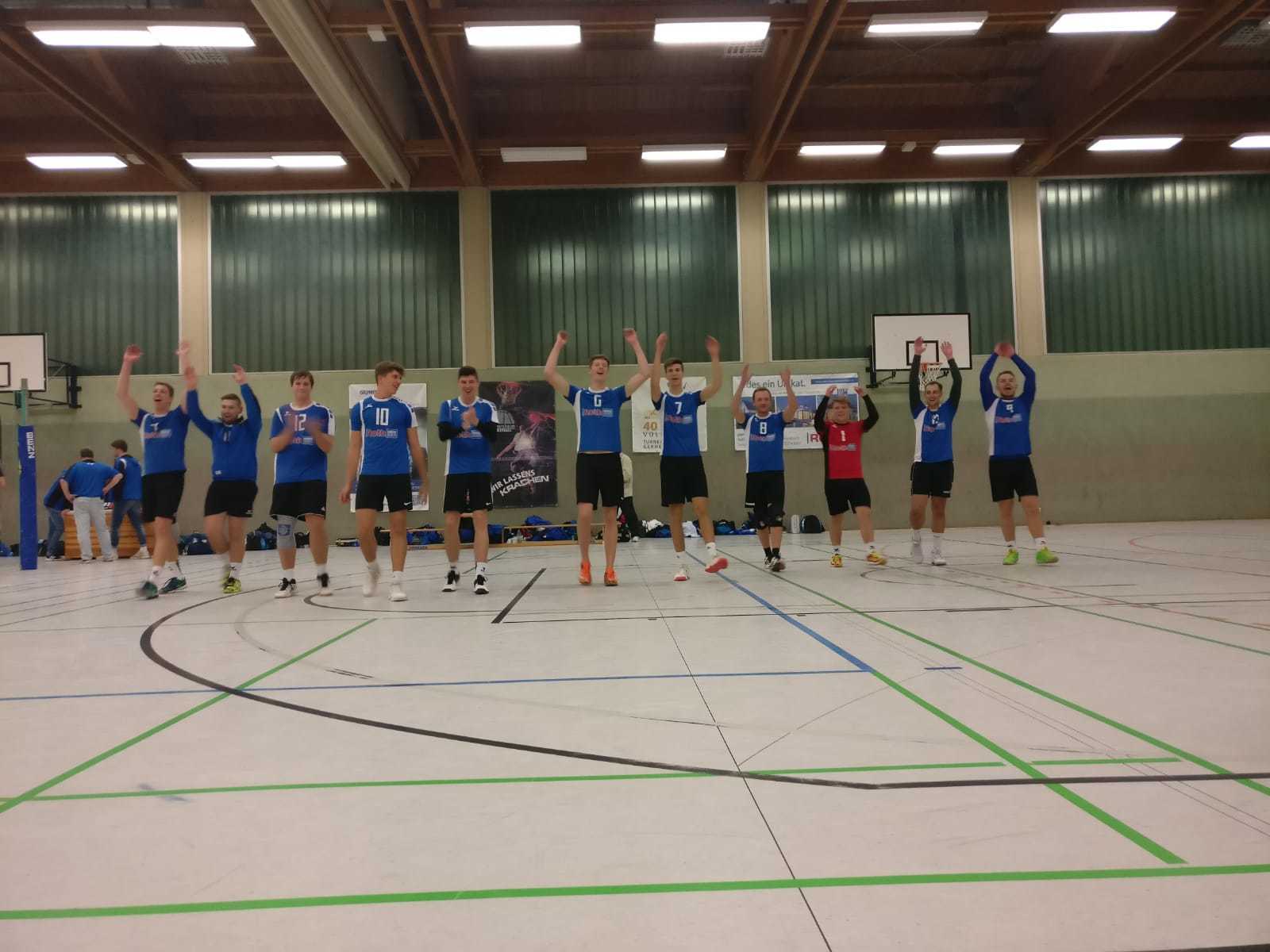 Grosser Jubel bei den Herren 1 nach den beiden Heimsiegen (Foto: Maike Moors)