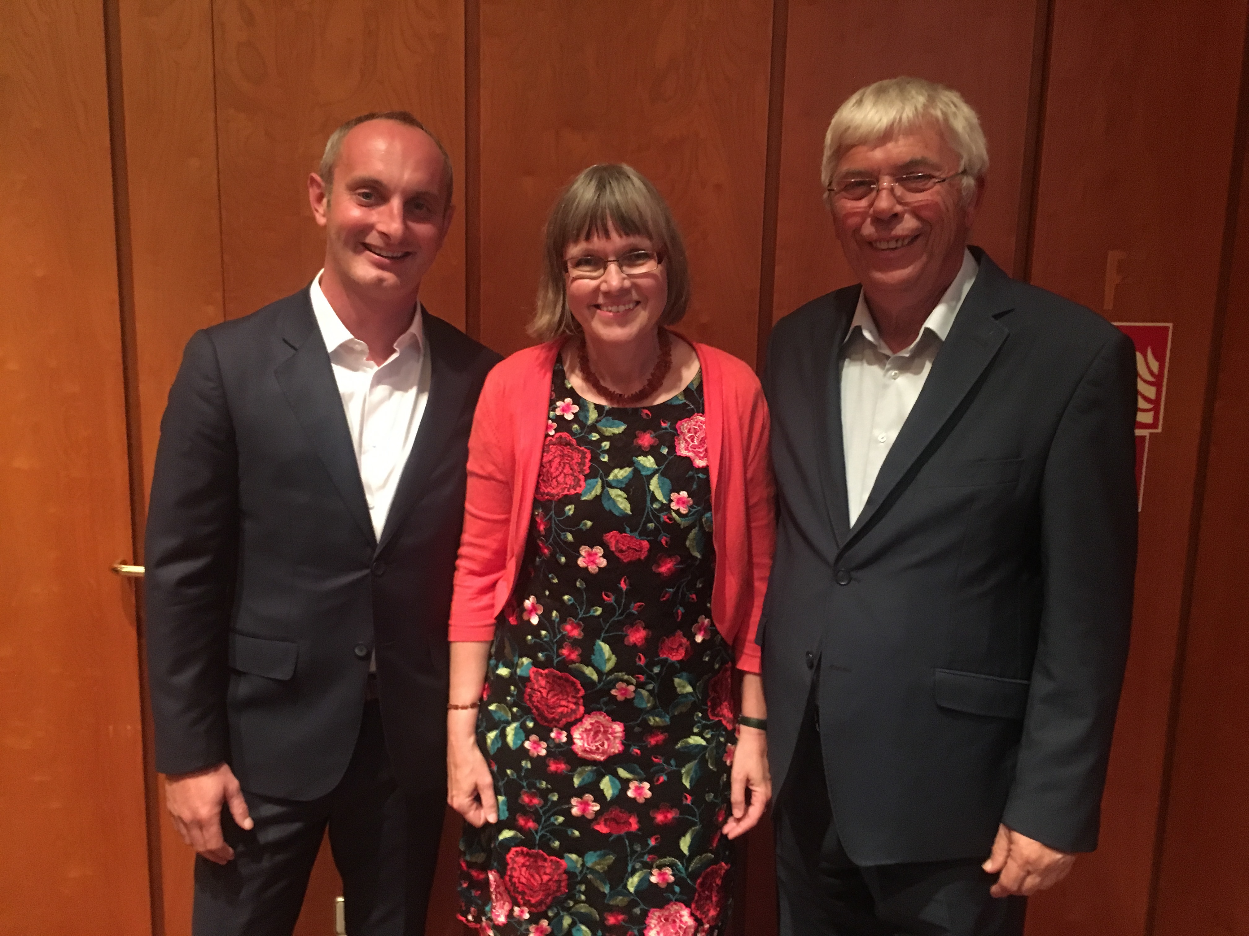 Dr. Jacqueline Henning ist die Nachfolgerin von Heinz Landhäußer (rechts) an der Spitze des Bruchsaler Golfclubs. Rüdiger Esslinger bleibt Stellvertreter.