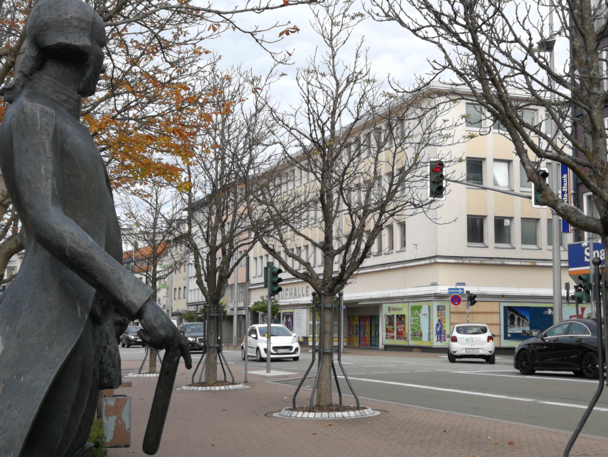 Wehmütig blickt Landgraf Ludwig IX. auf die Kaufhalle, deren Tage scheinbar gezählt sind. Falls der Stadtrat zustimmt, wird im Bereich Höfelsgasse ein „Mekka für schöne Schuhe“ entstehen. Foto: Kling