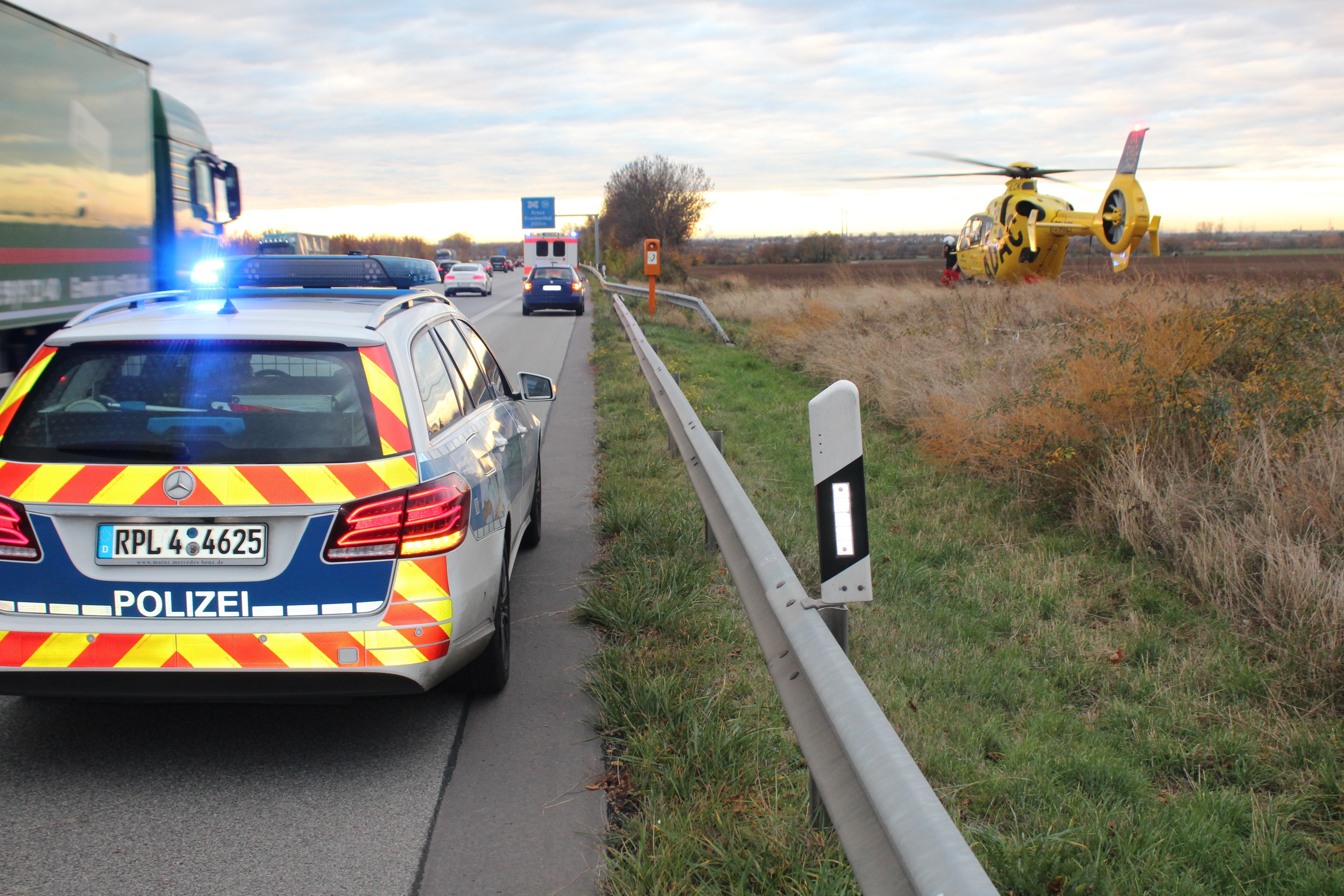 Rettungshubschrauber neben A 61 (Foto: Polizei)