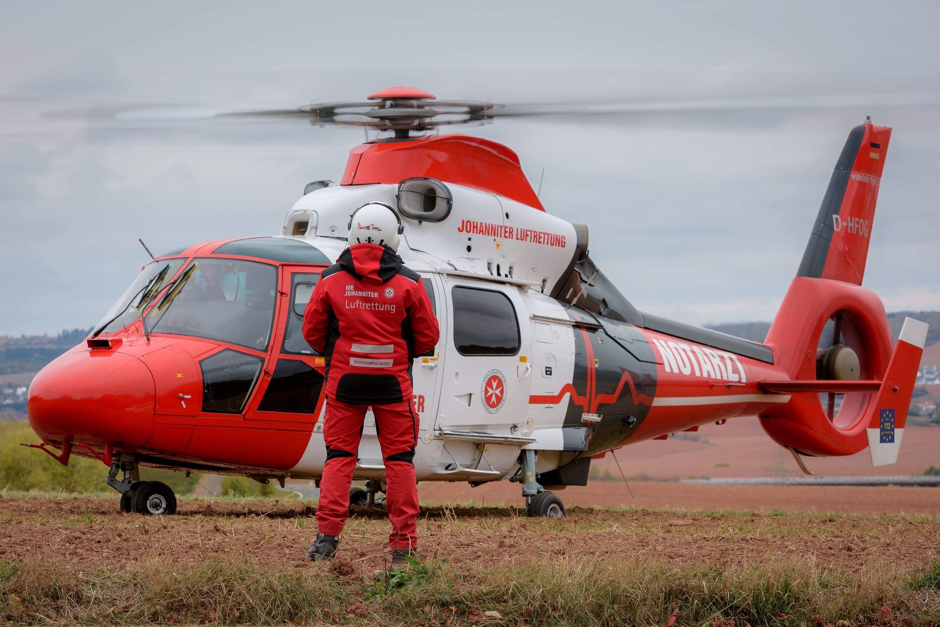 Das Team der Johanniter Luftrettung setzt sich aus einem Piloten, einem Arzt und einem Flugretter zusammen. Der Helikopter selbst ist mit allem Equipment zur Notfallversorgung ausgestattet.