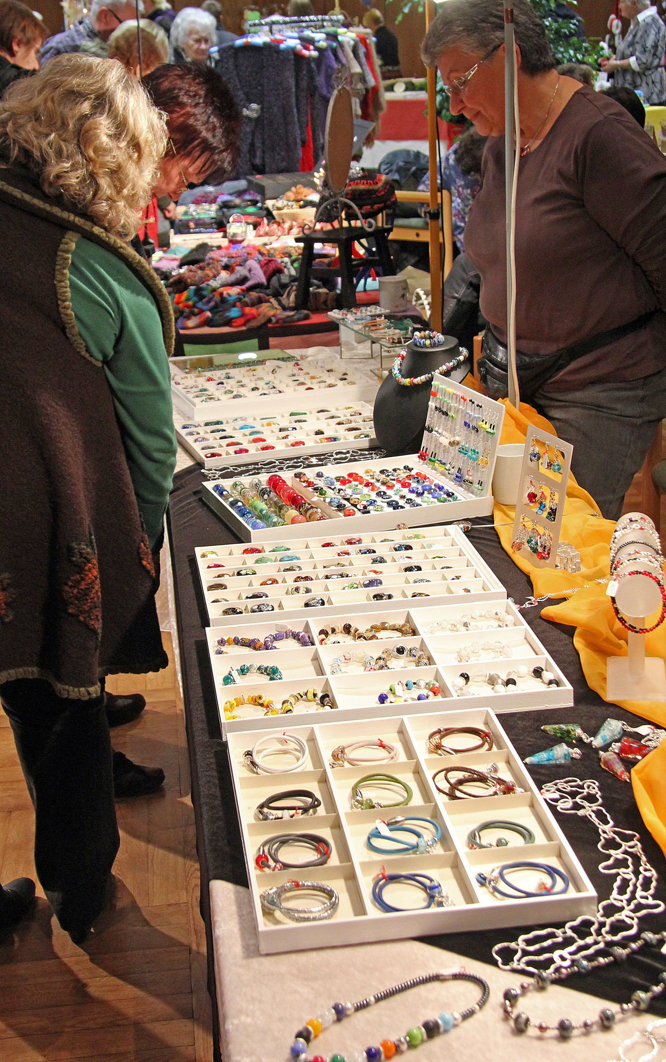 Auch verschiedene Schmucktechniken gehören zum bunten Angebot des beliebten Kreativmarktes im Congress Center Ramstein FOTO: layes
