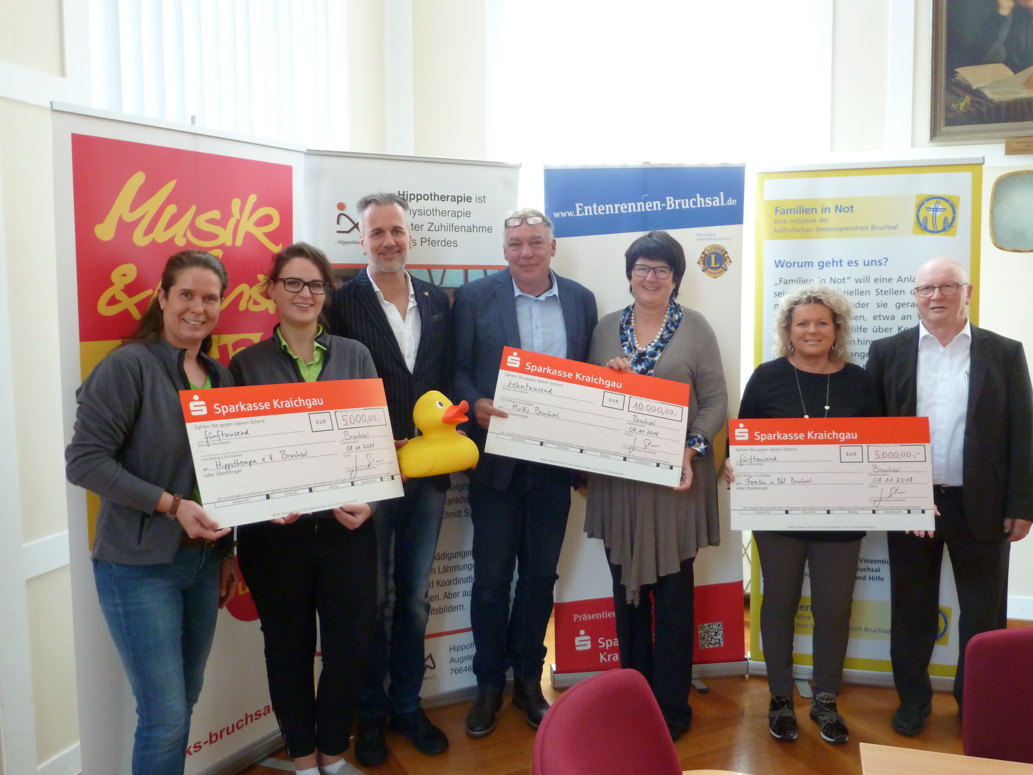 Glückliche Gesichter: Rund 20.000 Euro hat das Entenrennen in die Kasse des Lions Clubs gespült. Doch dort bleibt es nicht: Der Serviceclub unterstützt damit gleich drei soziale Projekte in der Region.