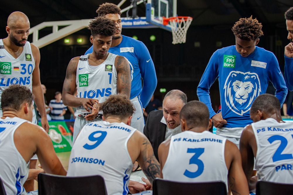 Ansprache vom Coach bei einem Timeout