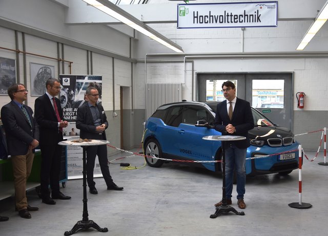 Zukunftsthema Elektromobilität: Als eine der ersten Schulen in Rheinland-Pfalz kann die Berufsbildende Schule Landau den Schwerpunkt Hochvolttechnik in der Ausbildung für angehende KFZ-Mechatronikerinnen und -Mechatroniker anbieten.
