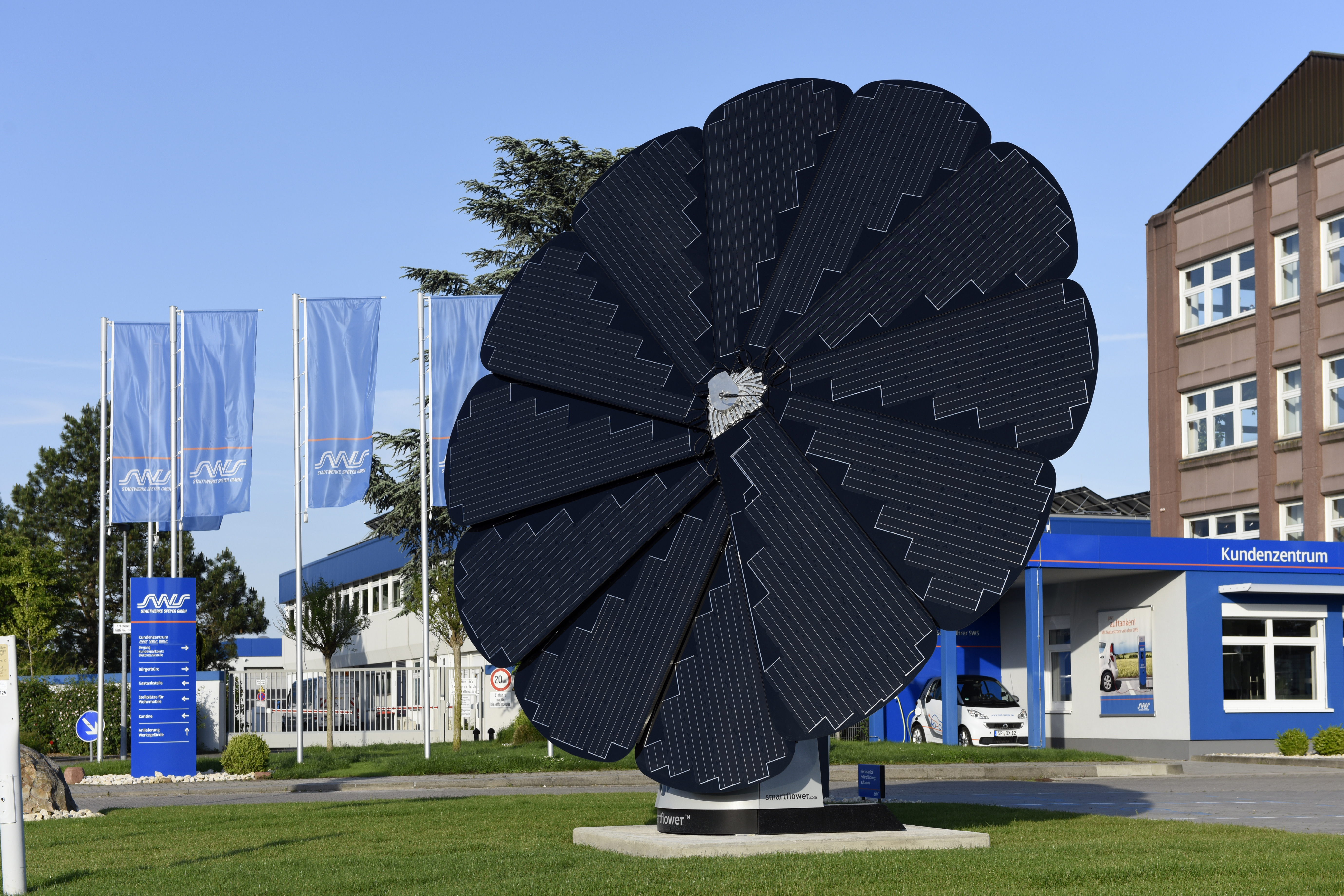 Die Smartflower vor dem Verwaltungsgebäude in der Industriestraße – Symbol für das Engagement der SWS in erneuerbare Energien.
