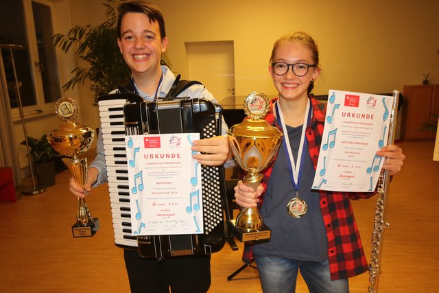 Strahlende Sieger beim hausinternen Wettbewerb der Musikschule Waghäusel-Hambrücken: Jens Peter und Lena Schwabenland | Foto: Klumpp