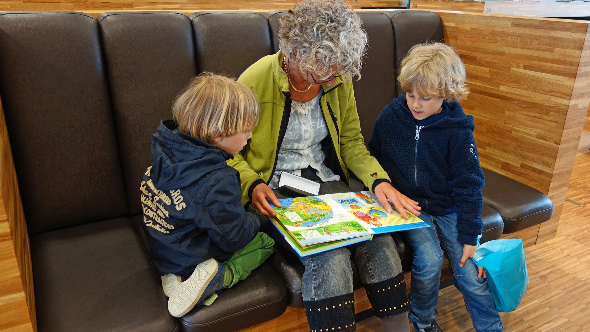 Das Vorlesen macht den Kindern und Vorleserinnen gleichermaßen Spaß.