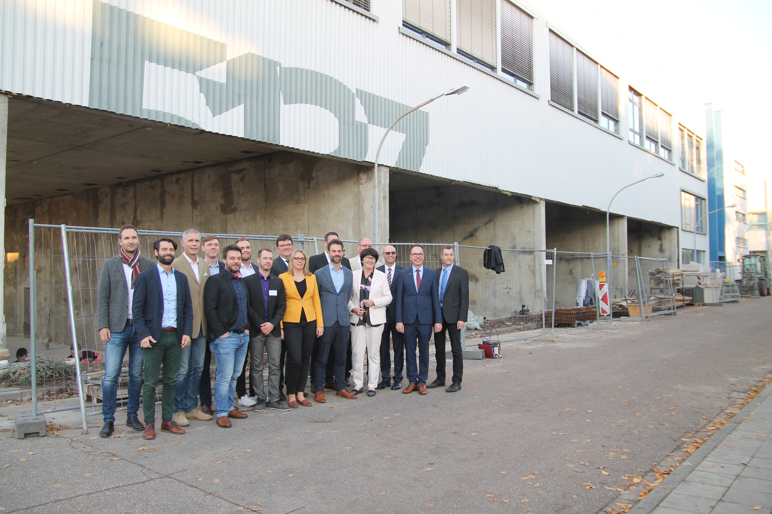 Vertreter aller Gründungsmitglieder des Digital Hub "Region Bruchsal" vor dessen zukünftiger Heimstätte