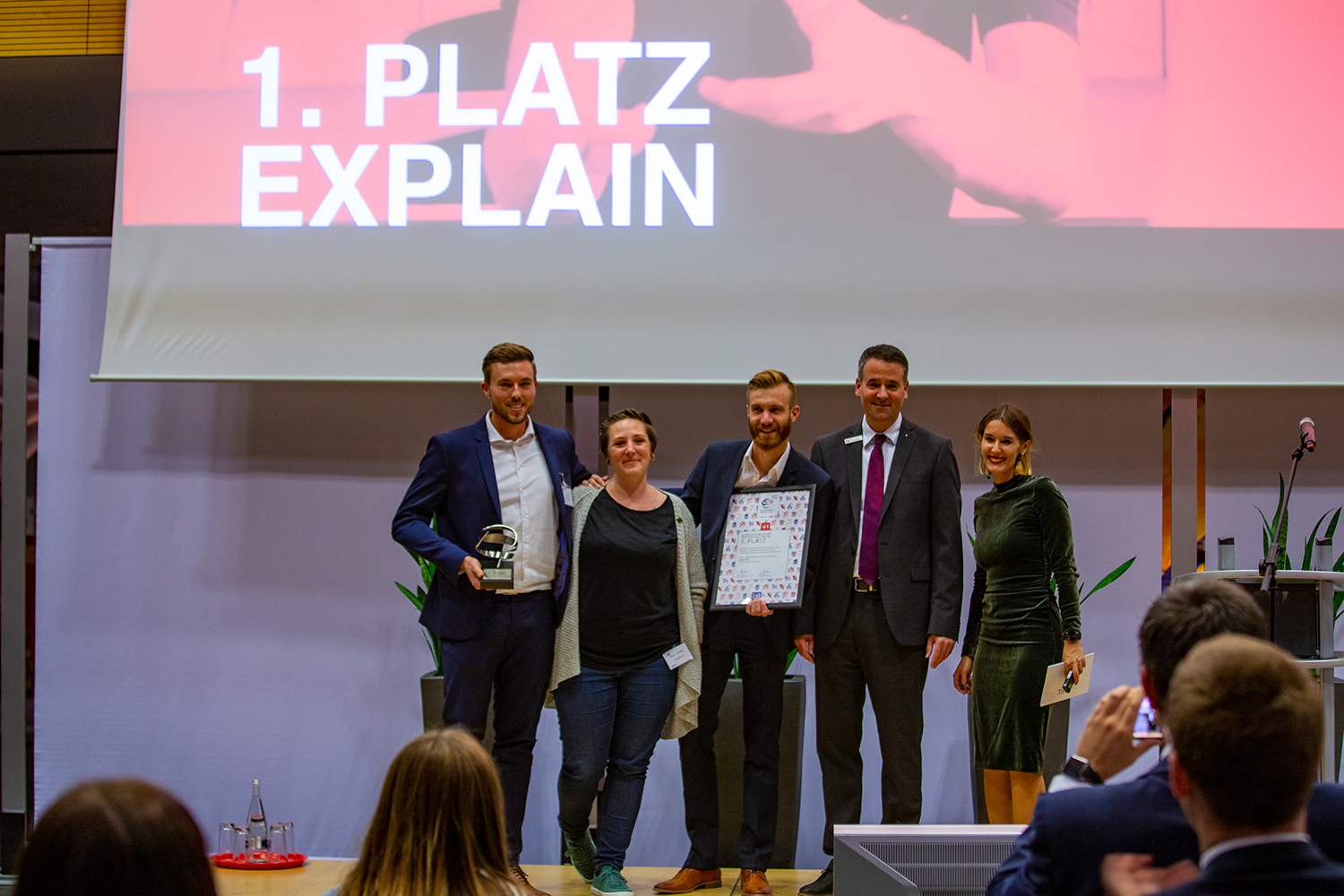 B:Efficient Award v.l.n.r.: Yannick Beyer (Presentation Consultant), Mara Gerstner (Head of Concept), Jonas Keller (CEO & Co-Inhaber), Marc Sesemann (Vorstand Sparkasse Karlsruhe), Anna Schröder (WJ Karlsruhe)