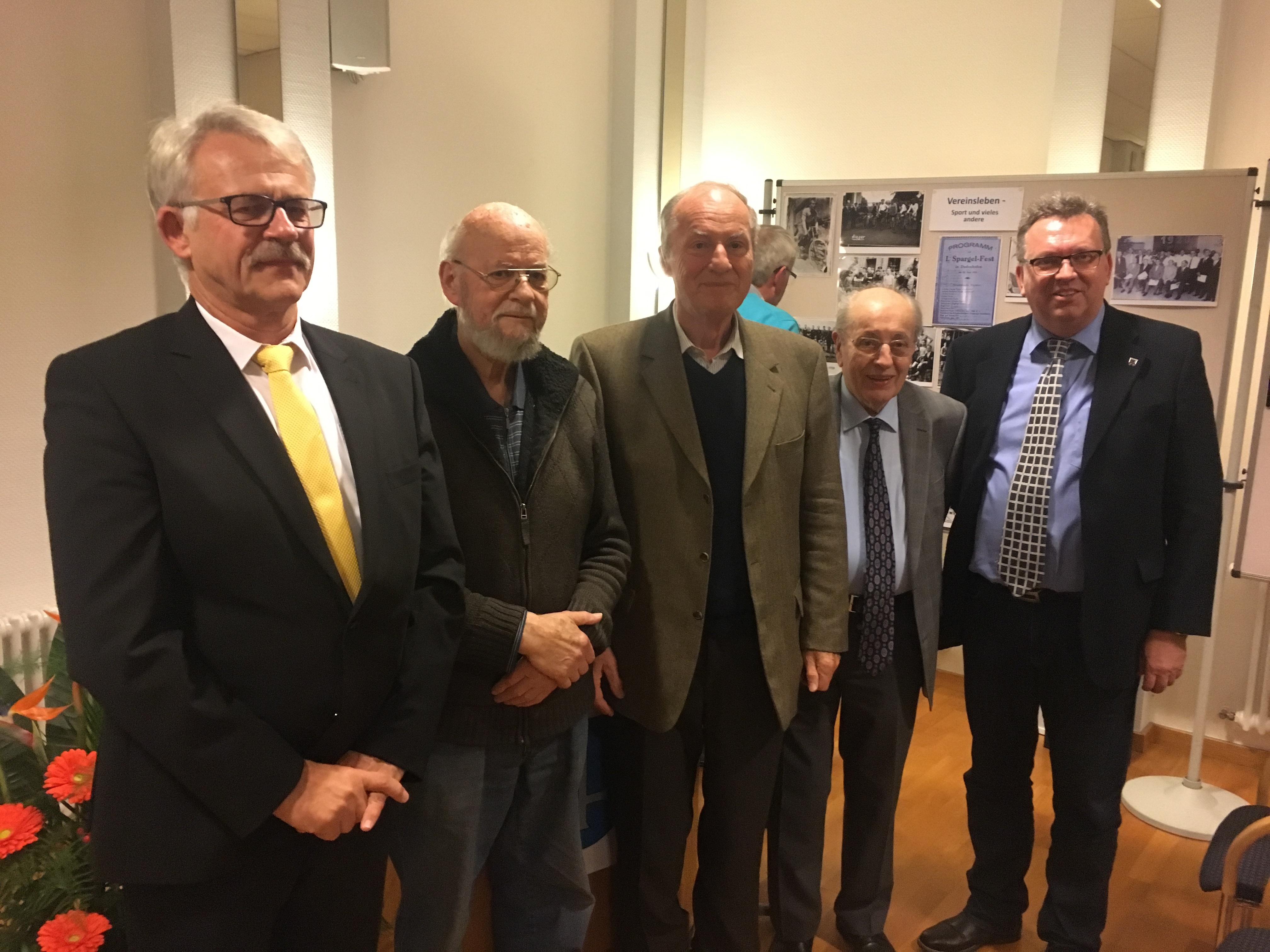 vlnr: Ortsbürgermeister und Vorsitzender des Heimatvereins Dudenhofen, Peter Eberhard / Erich Bettag / Altbürgermeister und Gründer des Heimatvereins Armin Tussing / Dr. Karl-Heinz Debus / Landrat Clemens Körner