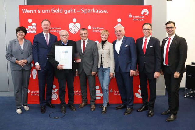 Ulrich Ellinghaus (3.v.l.) wurde als "Alltagsheld" ausgezeichnet. Er ist Gründungsmitglied der Bruchsaler Tafel und leitet sie seit 13 Jahren. | Foto: ps