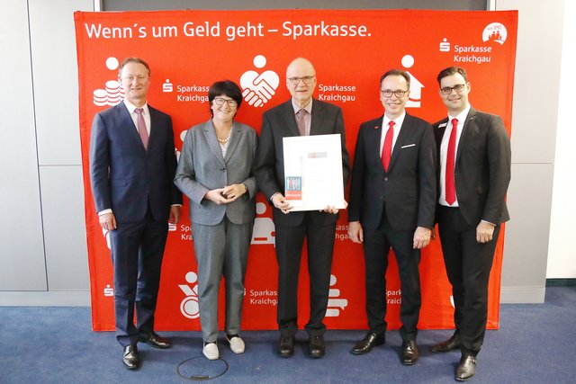 Gilbert Bürk (Mitte) wurde für sein Lebenswerk ausgezeichnet. Unter anderem  als Vorsitzender der Bürgerstiftung setzt er sich seit vielen Jahren aktiv vor allem für Kinder und Jugendliche in der Region ein. | Foto: ps