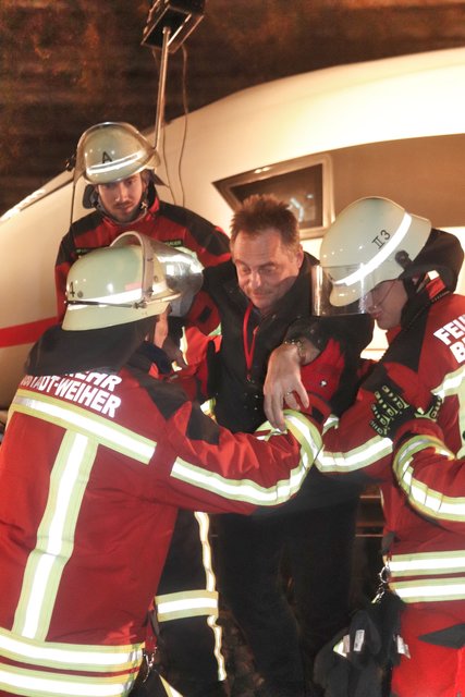 Feuerwehrleute helfen leicht Verletzten aus dem Zug. | Foto: Bauer