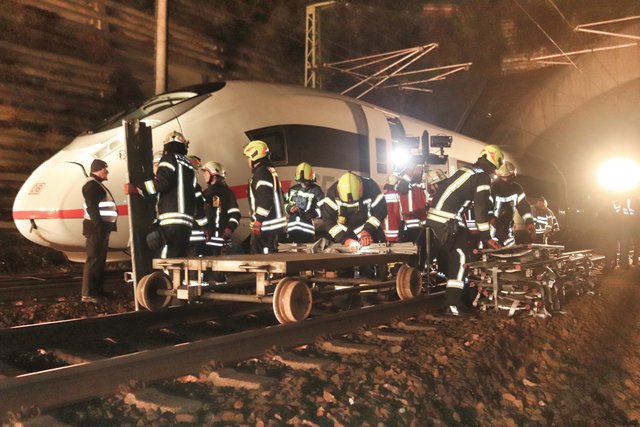 Der Rettungszug aus Mannheim ist angekommen. Über Loren werden die Verletzten abtransportiert. | Foto: Bauer