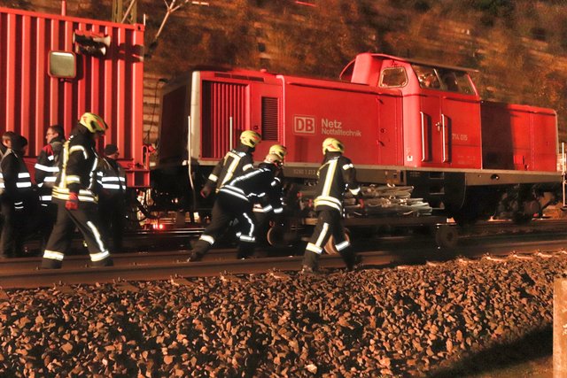 Der Rettungszug der Deutschen Bahn aus Mannheim ist da. Die Feuerwehrleute setzen Loren aufs Gleis, um damit Gerätschaften zum verunfallten Zug und Patienten vom Zug weg zu transportieren. | Foto: Bauer