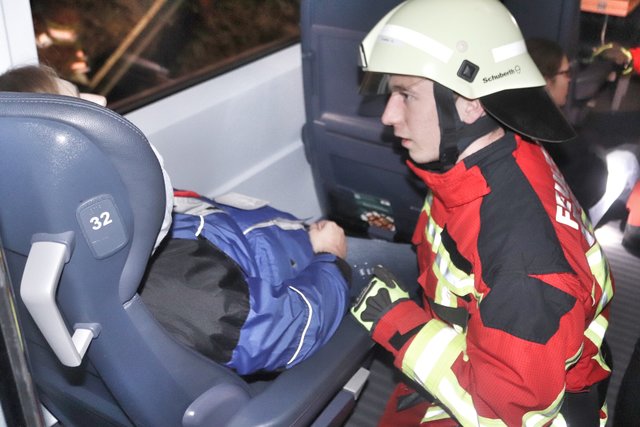 Der junge Feuerwehrmann spricht beruhigend auf eine Verletzte ein. | Foto: Bauer