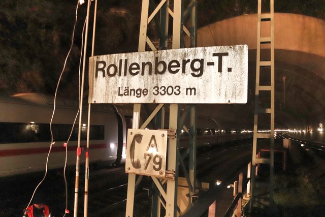 Der Rollenberg-Tunnel: Der entgleiste Zug ragt aus dem Westportal heraus. | Foto: Bauer