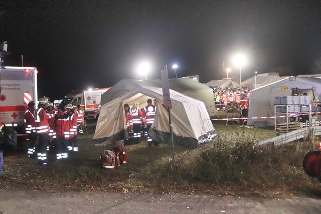 Die Ruhe vor dem Sturm: Noch sind am Ostportal keine Verletzten angekommen. Die Rettungskräfte haben sich eingerichtet, jetzt wärmen sie sich an heißen Getränken und Suppe, denn inzwischen ist es knackig kalt geworden. | Foto: Bauer