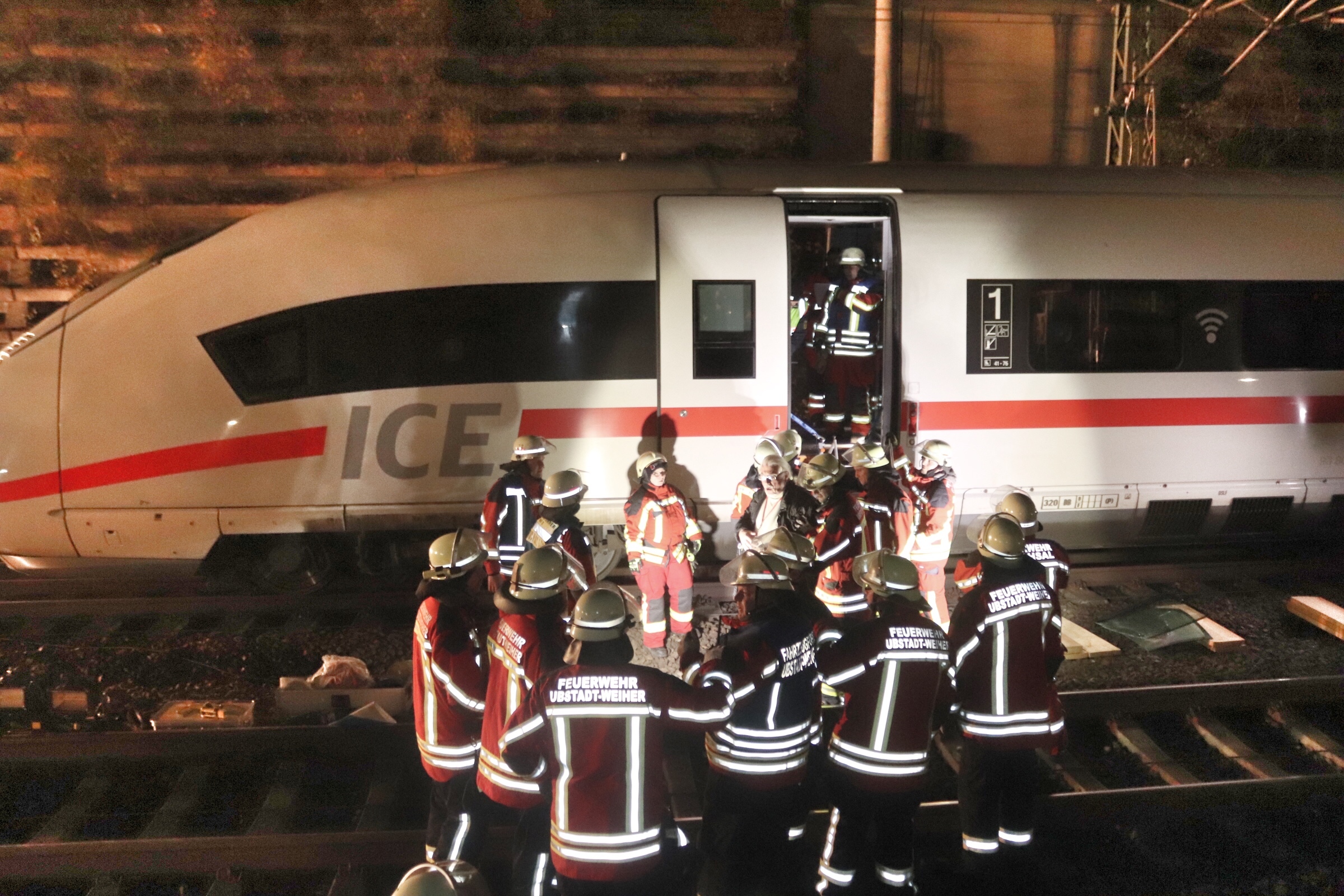 Die Feuerwehr ist am Westportal angekommen und trifft erste Maßnahmen. Noch ist der Rettungszug aus Mannheim nicht da.