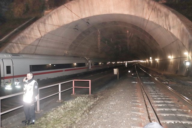 Der Rollenbergtunnel ist rund 3,3 Kilometer lang - und es gibt keine anderen Zugänge als die durch die beiden Portale. Andreas Kroll koordiniert die Übung von städtischer Seite. | Foto: Bauer