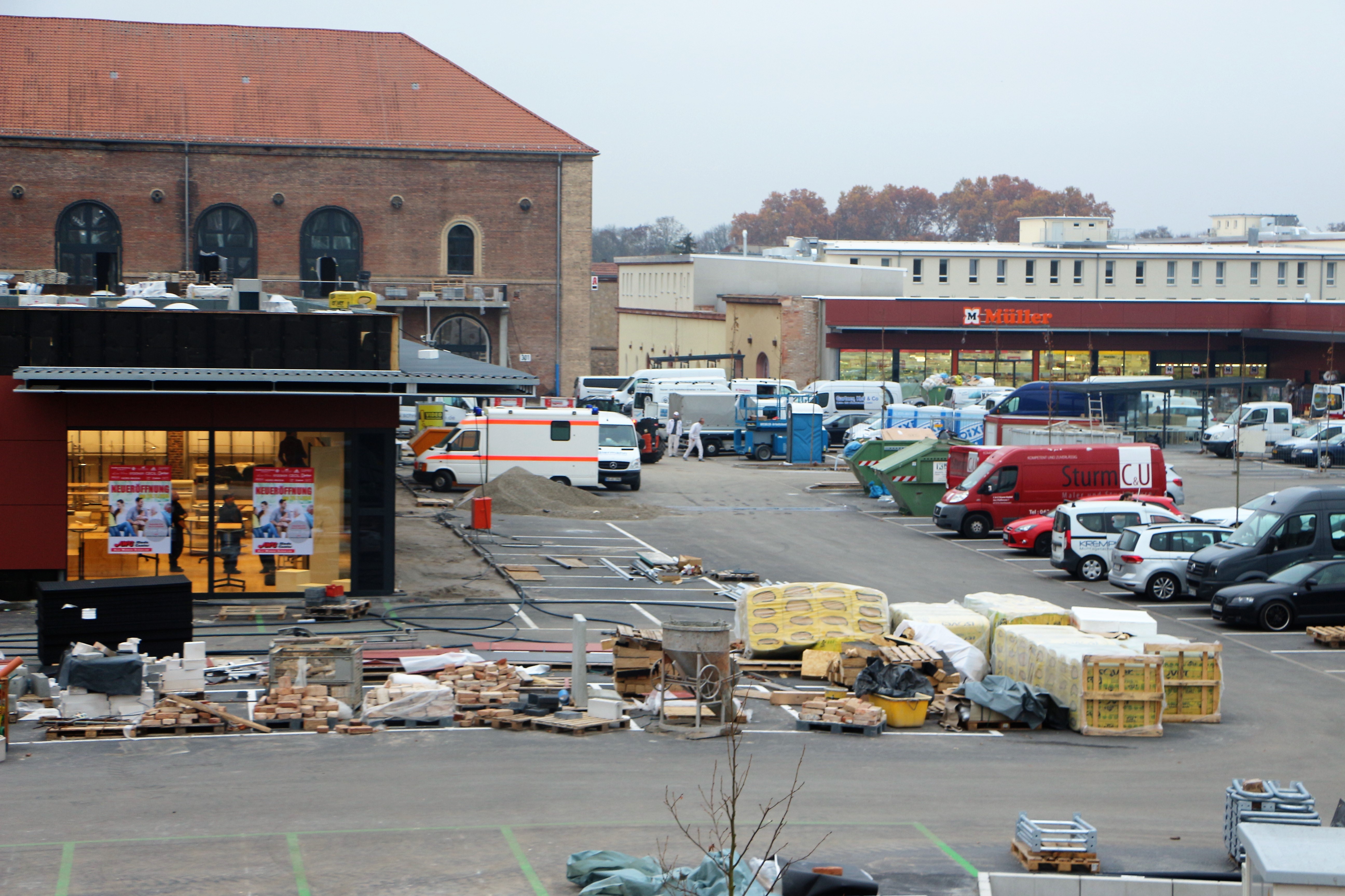 Das Bild zeigt das Einkaufszentrum am vergangenen Donnerstag. Die Arbeiten laufen auf Hochtouren. Schon jetzt steht aber fest, dass der Grieche und Rewe später eröffnen werden.
