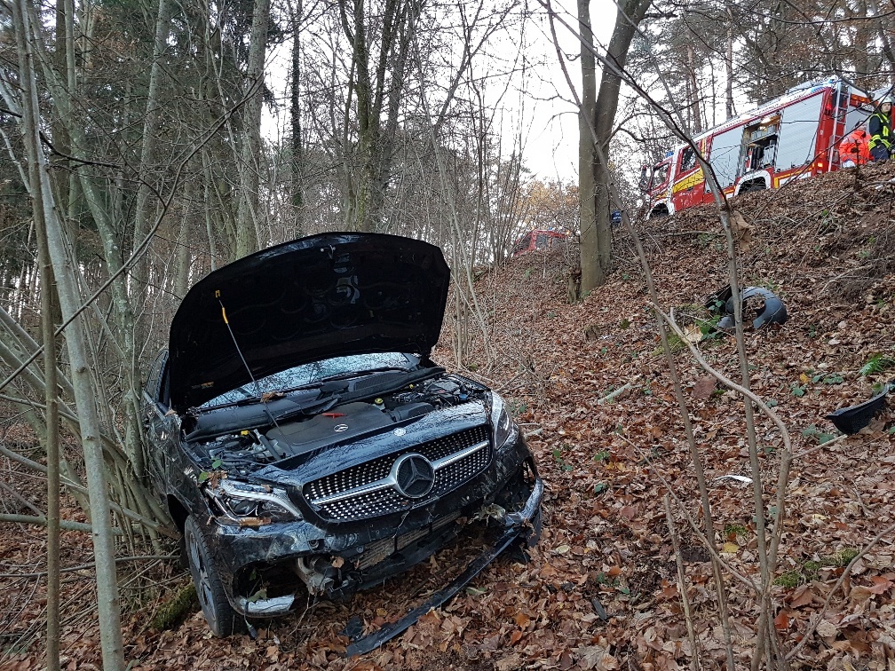 Der Pkw stand unterhalb der Kreisstraße in einer Waldböschung