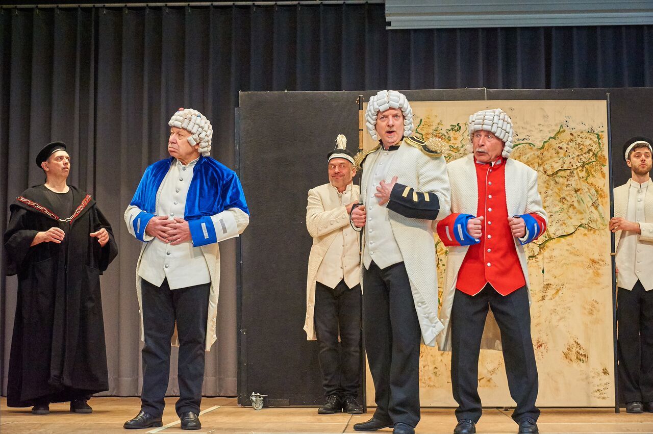 Szenen aus der Theaterlesung "MenschenWege". Am 1. Dezember findet eine Benefizaufführung in Rülzheim statt.