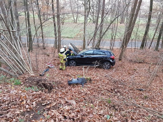Die Einsatzkräfte klemmen die Batterie ab | Foto: Feuerwehr Otterbach