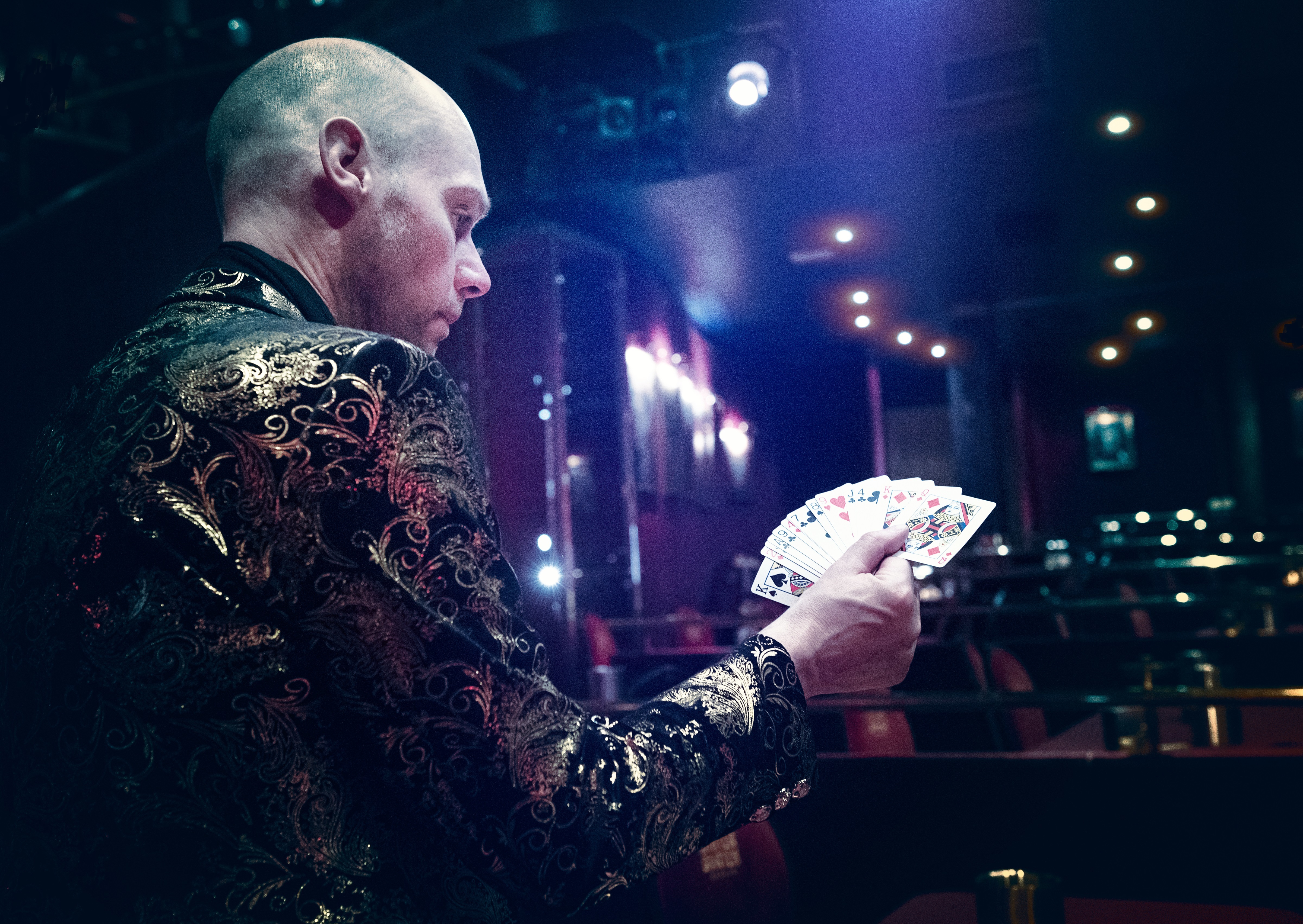 Das verbindende Element von „Crazy Palace“ ist in dieser Spielzeit Moderator und Zauberkünstler Thomas Otto. Foto: J. König