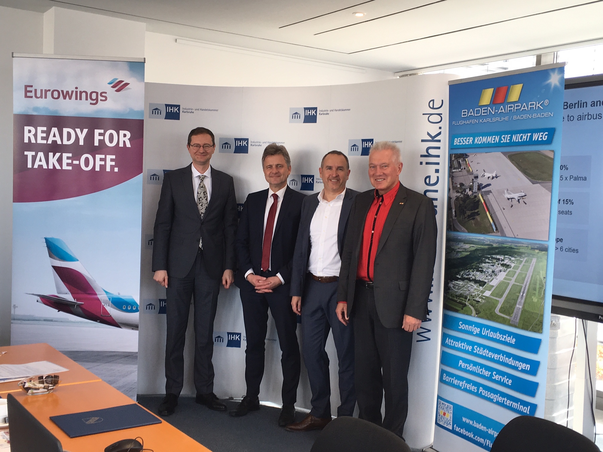 (v.l.) IHK-Hauptgeschäftsführer Dr. Guido Glania, Oberbürgermeister Dr. Frank Mentrup, Oliver Wagner, Chief Commercial Officer Eurowings und Airpark-Geschäftsführer Manfred Jung betonten unlängst wieder die strategische Bedeutung der Strecke für Wirtschaft und Politik – und stellten die verbesserte Anbindung bei einer Pressekonferenz im IHK Haus der Wirtschaft in Karlsruhe vor. foto: EF
