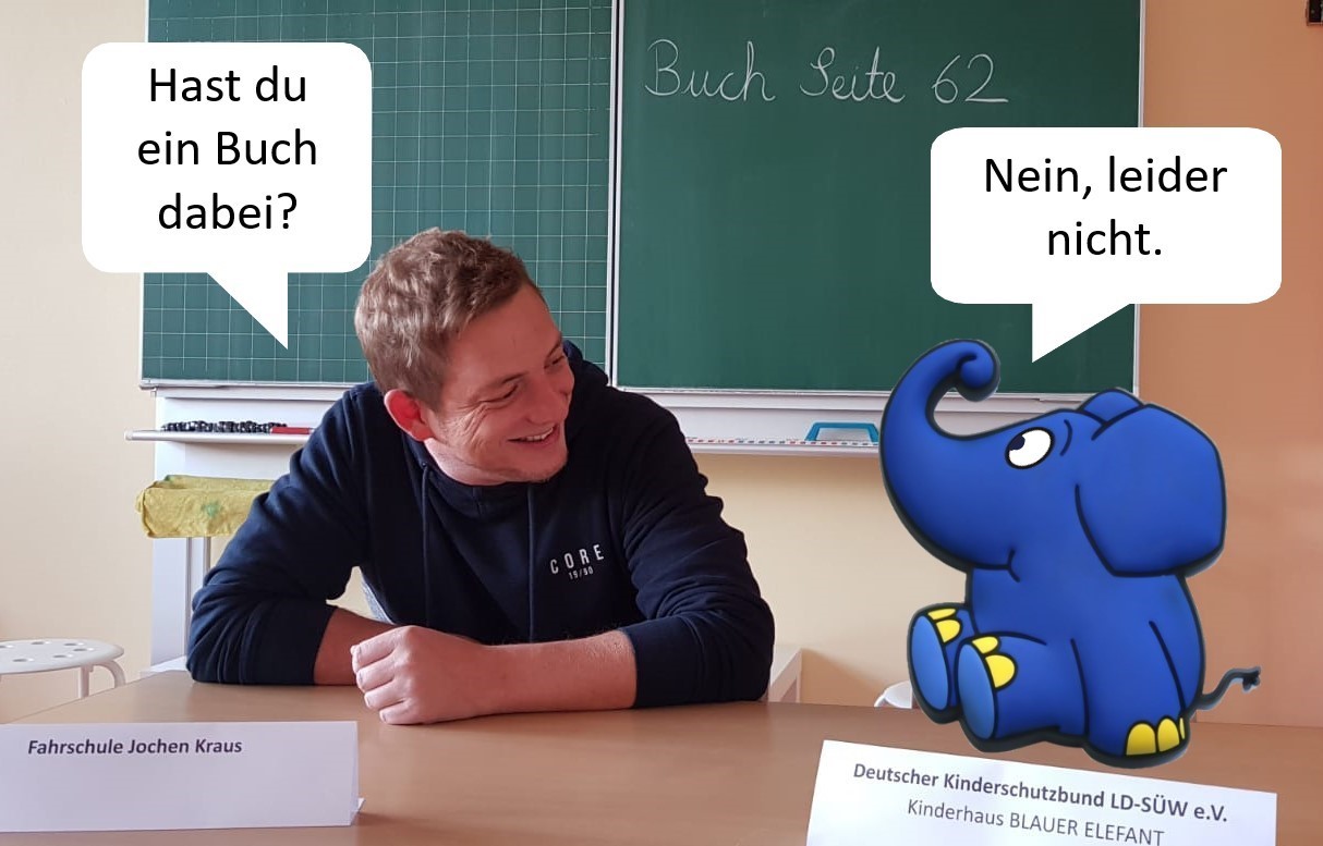 Der BLAUE ELEFANT freut sich auf ganz viele gespendete Bücher. Jochen Kraus von der gleichnamigen Fahrschule hilft. (Copyright: Fahrschule Kraus)