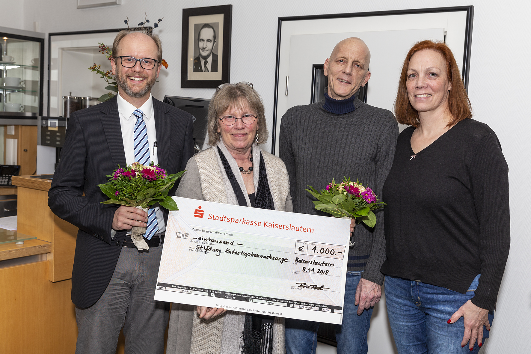 Dr. Alexander Jatzko und seine Mutter Sybille haben von Boris und Patrizia Boßert für die Stiftung Katastrophennachsorge einen Scheck über 1000 Euro erhalten