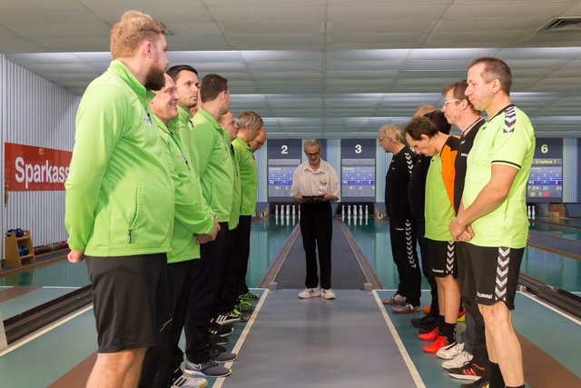 Die Mannschaften bei der Begrüßung