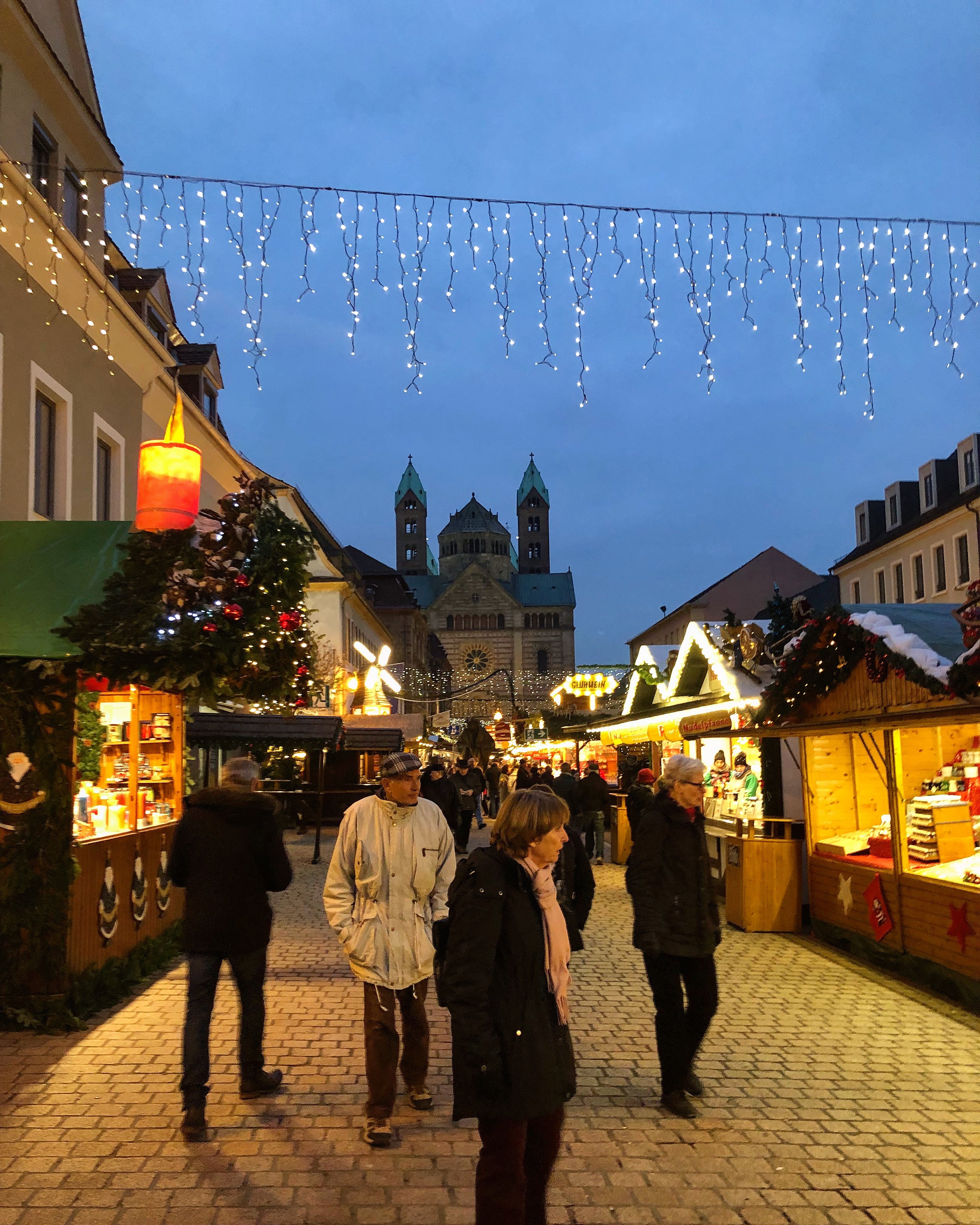 Unter dem Motto „einfach Weihnachten in Speyer“ wird in der Domstadt der diesjährige Weihnachts- und Neujahrsmarkt am Montag, 26. November, um 18 Uhr durch Beigeordnete Stefanie Seiler offiziell eröffnet.