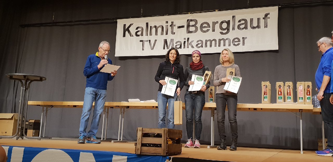 Rechts: Katja Bambach bi der Siegerehrung.