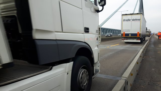 Ziemlich eng geht es auf der Brücke zu | Foto: jow