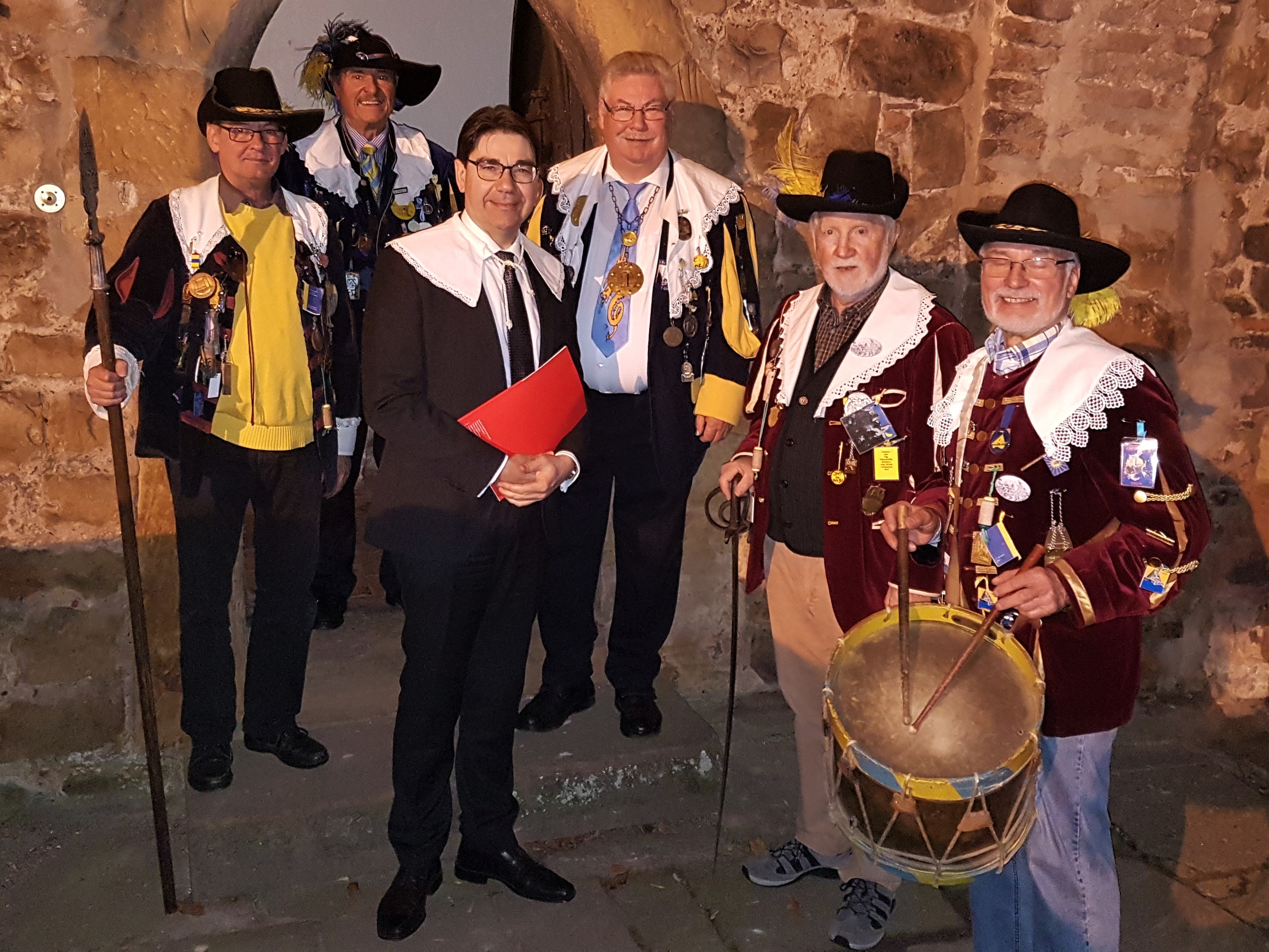 Oberbürgermeister Thomas Hirsch (3.v.l.) wurde bei der jüngsten Sitzung der Landauer Niederländter-Gesellschaft um „Schanzmeester“ Wilhelm Hauth (4.v.l.) zum „Mynheer aws absunder Ursach“ ernannt.