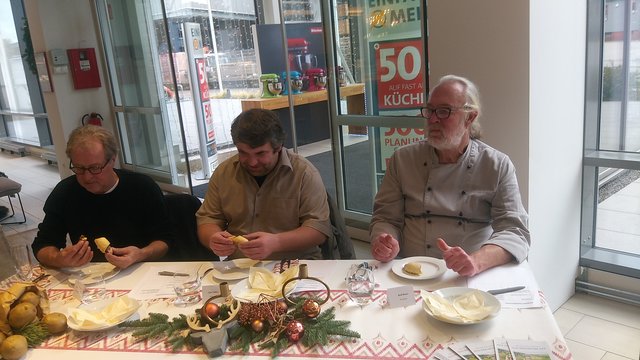 Der 2. Gang: leckere Kartoffelhörnchen. | Foto: Bender