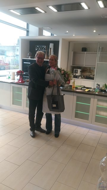 Ulrich Arndt gratuliert der Gewinnerin Nicole Arndt. | Foto: Beder