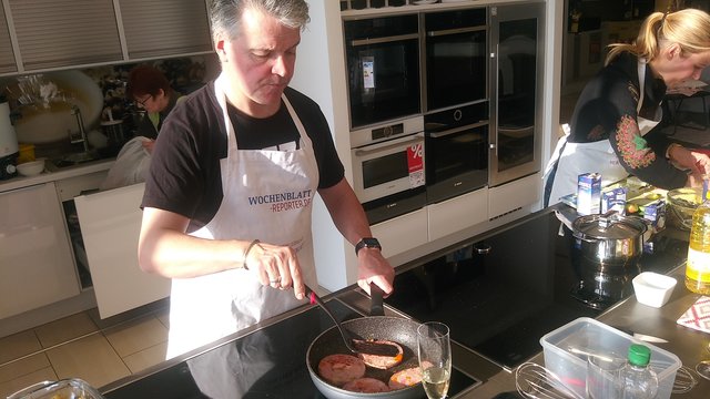 Der Saumagen brutzelt in der Pfanne. | Foto: Bender