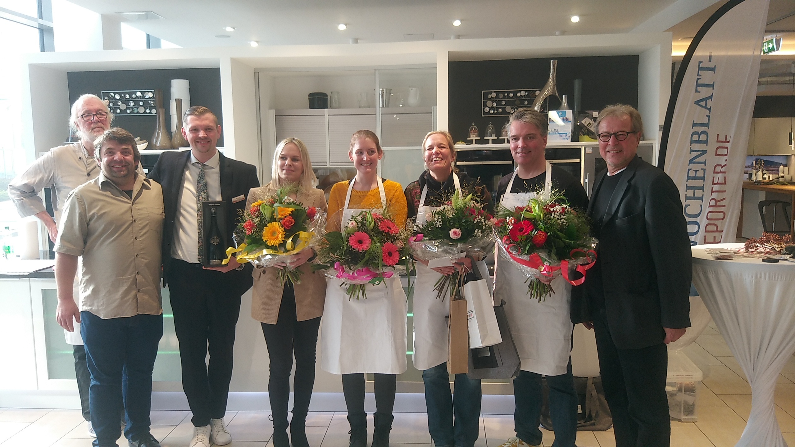Rolf Bauer und Götz Valter von der Jury, Manuel Klein und Maxime Früh vom Möbelhaus Ehrmann, Nadine Stuhlfauth, Gewinnerin Nicole Arndt, Alexander Walch und Chefredakteur Ulrich Arndt.