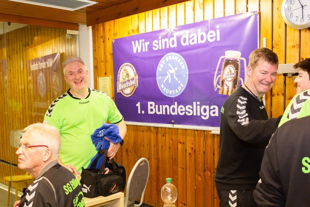 Der Ettlinger Schlußspieler Thomas Speck freut sich über die ersten 2 Punkte der Spielrunde