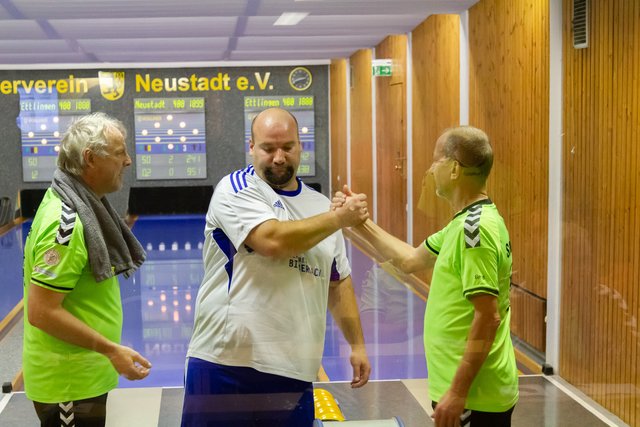 Gratulation der Ettlinger Startspieler Dieter Ockert und Gerd Wolfring an den besten Neustädter Michael Moosburger