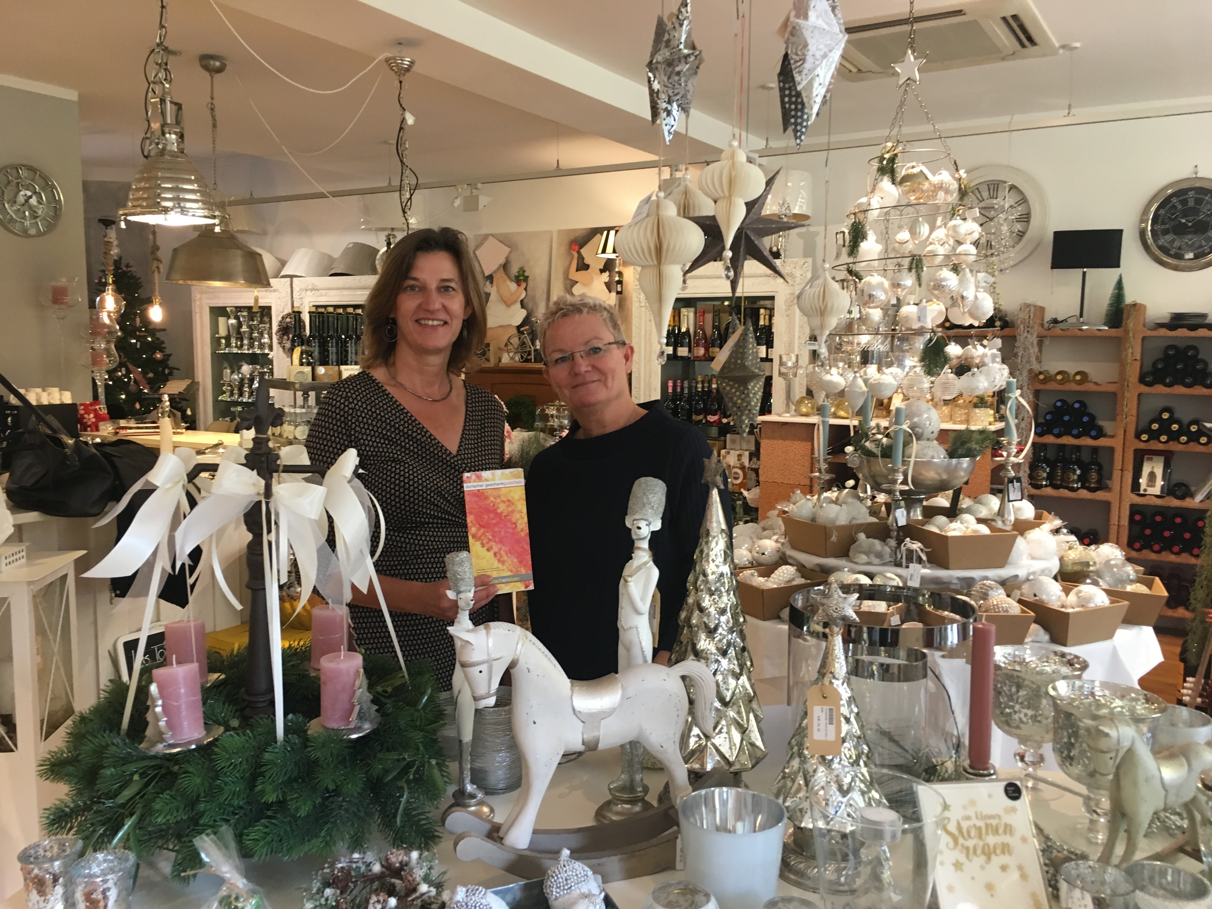 Bei „Deco and Dreams & Cuvée“ (v.l.) Christine Weissert von „Durlacherleben“ und Inhaberin Maike Flaig foto: PS