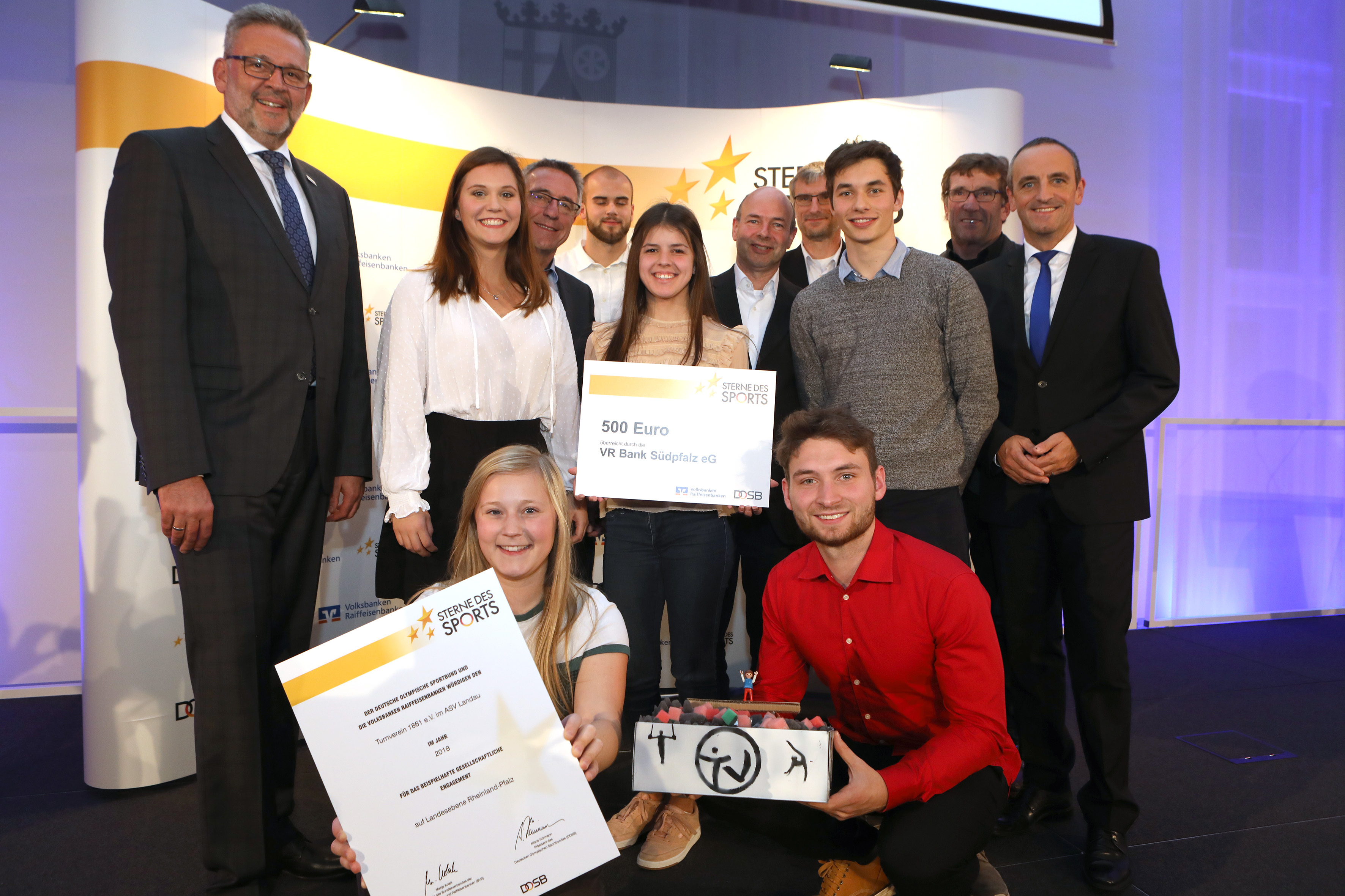 Mit einem Förderpreis in Höhe von 500 Euro wurde der Turnverein im ASV Landau für seine Aktion „Rettet die Schnitzel“ von Vertretern aus der Politik, des Sports und der Genossenschaftsbanken beim Wettbewerb „Sterne des Sports“ in der Staatskanzlei in Mainz auf Landesebene ausgezeichnet.