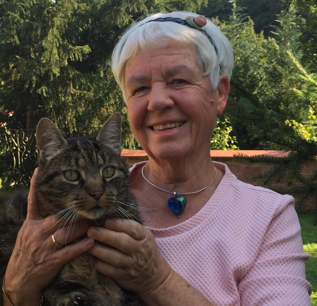 Ruth Paulig mit ihrer Katze Susi.
