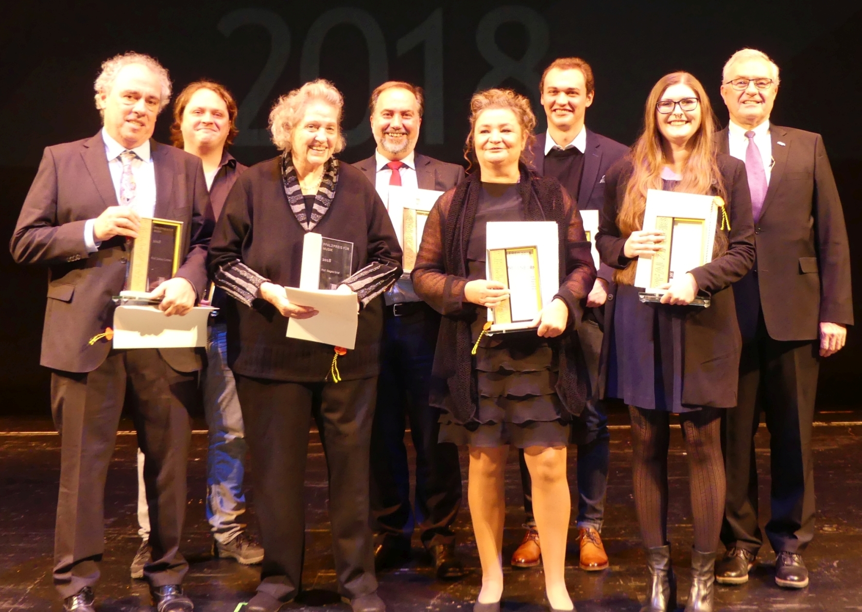 Freuen sich über die Würdigung (von links): die Preisträger Sidney Corbett, Benjamin Scheuer, Prof. Siegrid Ernst, Hans-Günther Clev, Heike Negenborn, Maurice Kuhn und Maria Trezinski mit dem Bezirkstagsvorsitzenden Theo Wieder