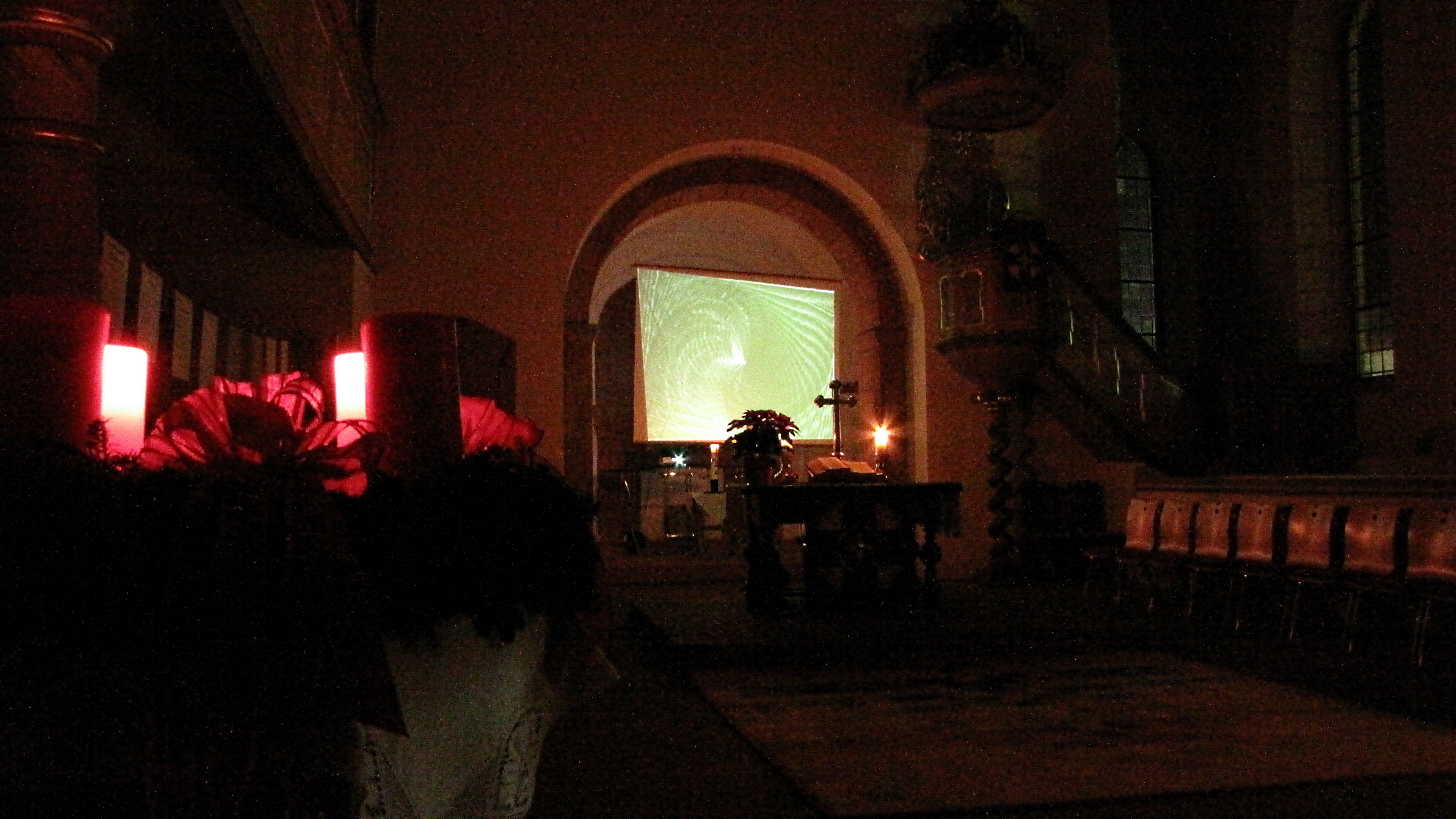 Während des Christkindlsmarkts in Kibo kann man in der ev. Peterskirche, Mozartstraße, eine Auszeit vom Trubel nehmen bei Pop meets Gott - Lieder zwischen Himmel und Erde.