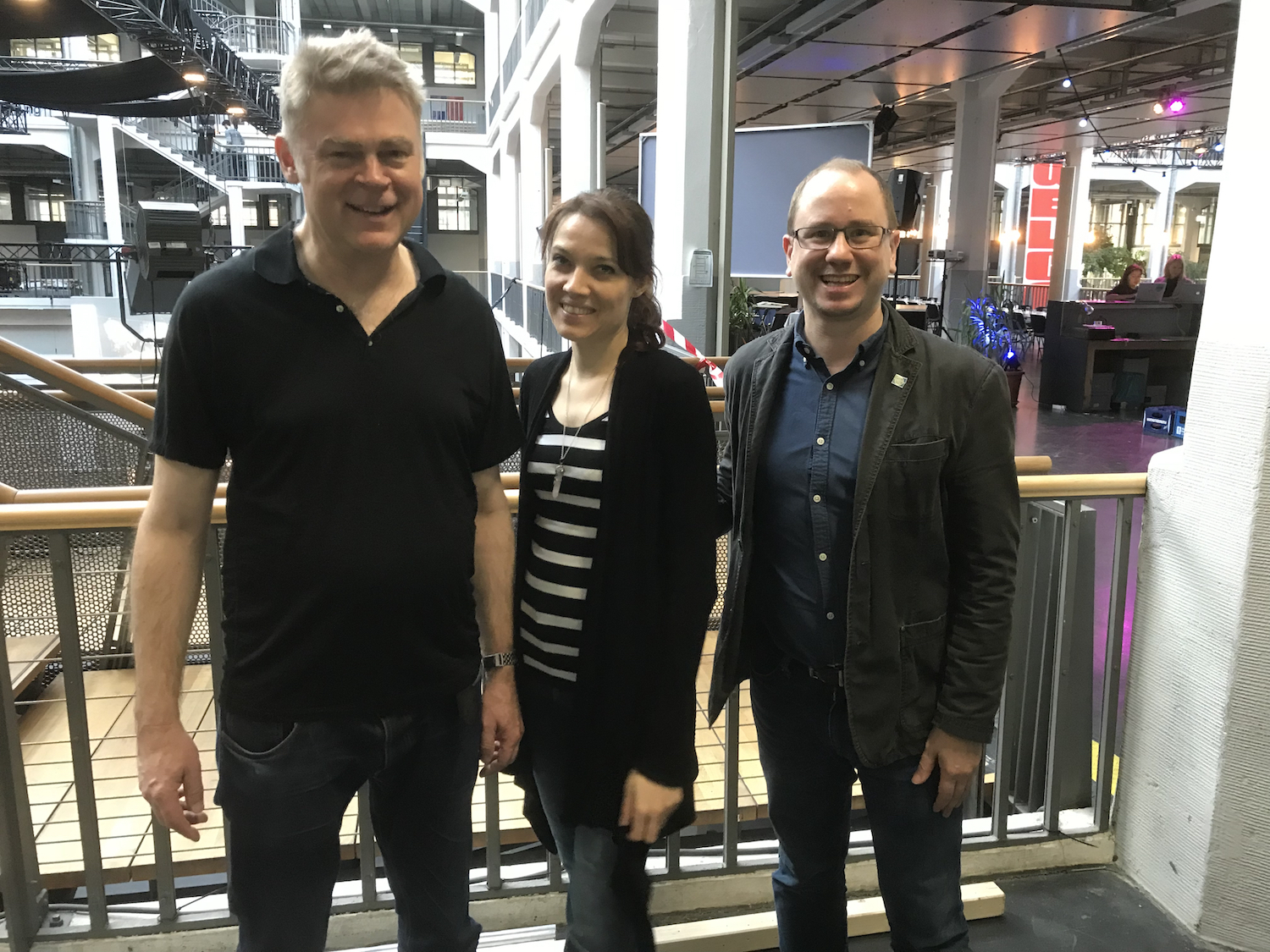 Green Shooting-Experte Philip Gassmann und die beiden ersten Karlsruher Green Consultants Nadine Knobloch und Dr. Oliver Langewitz im Lichthof der HfG Karlsruhe.